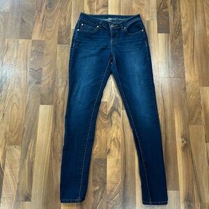 Jennifer Lopez dark skinny jeans